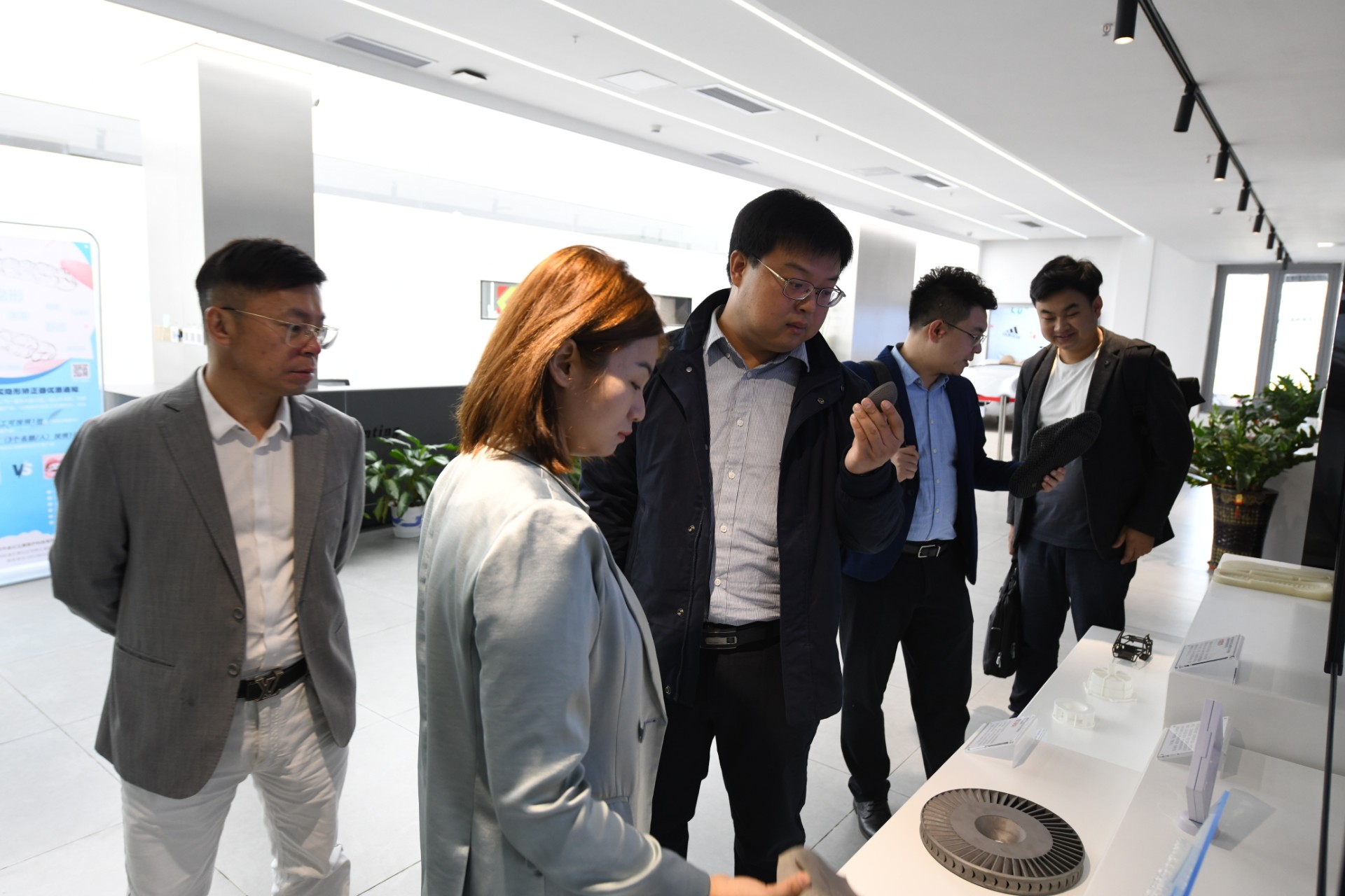 共享智能装备总经理刘轶一行莅临LD.COM乐动,三维参观考察，共探3D打印产业化发展新机遇