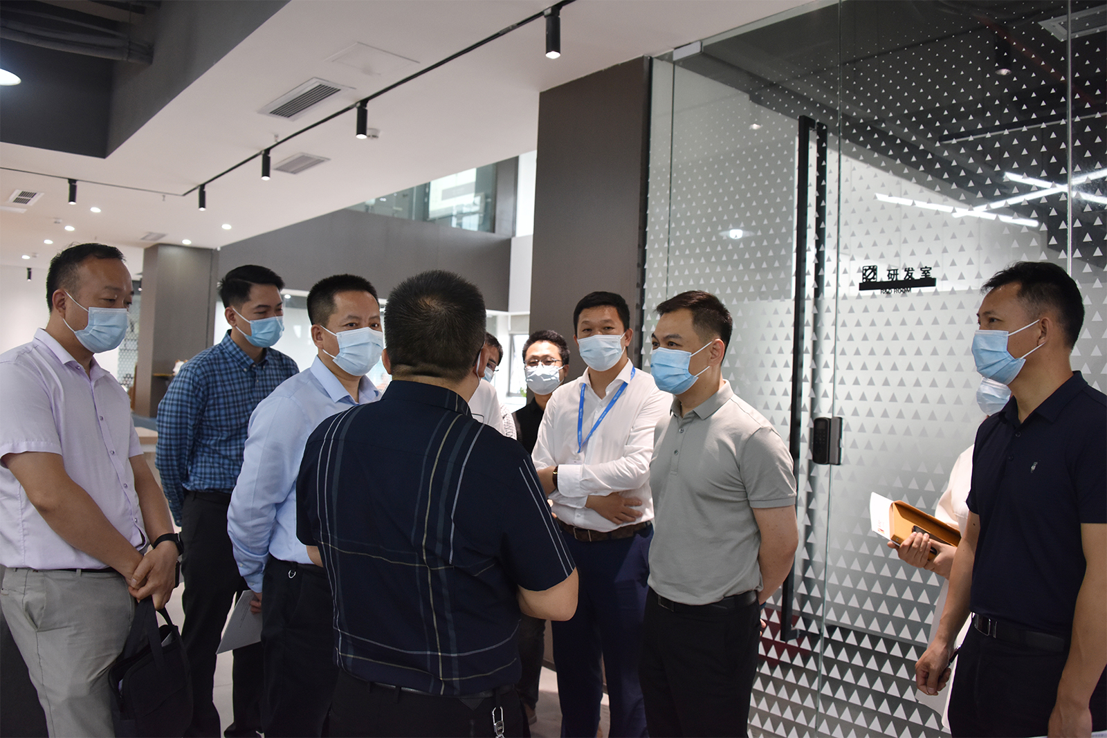 深圳市光明区科技创新局领导一行莅临深圳LD.COM乐动,三维总部参观考察