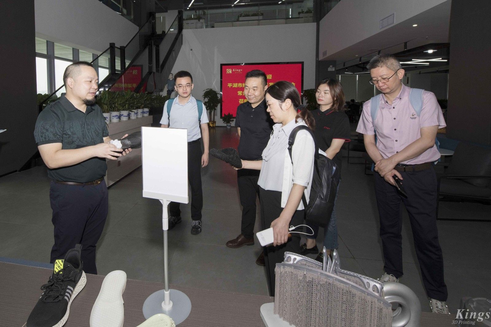 平湖市经济技术开发区管委会常务主任沈叶娟一行领导莅临LD.COM乐动,三维指导工作
